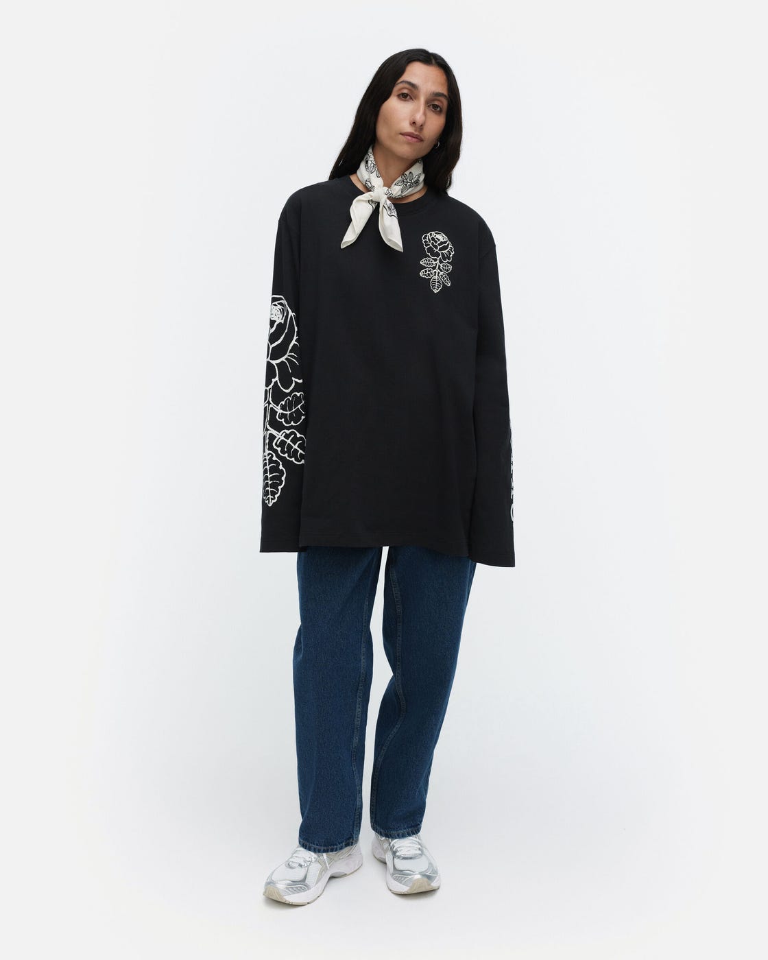 Oksat Vihkiruusu Placement Kioski trikoopaita, Musta