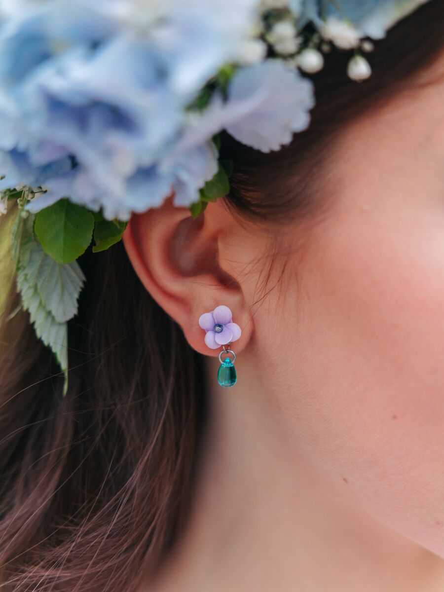 Lehto-orvokki -nappikorvakorut