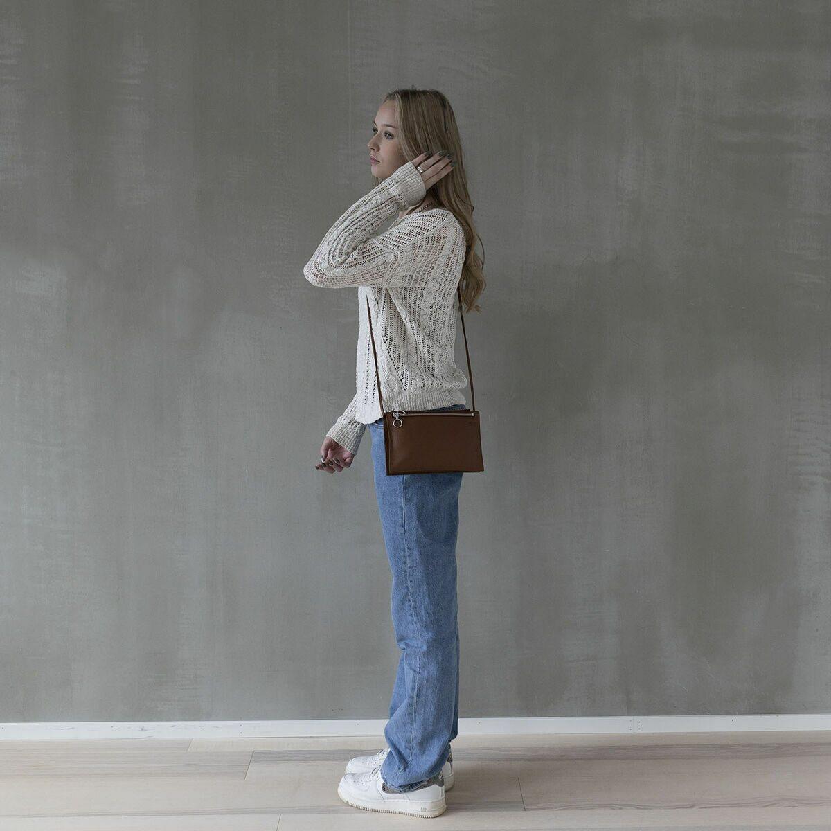 Piilo Laukku, Ruskea hopea