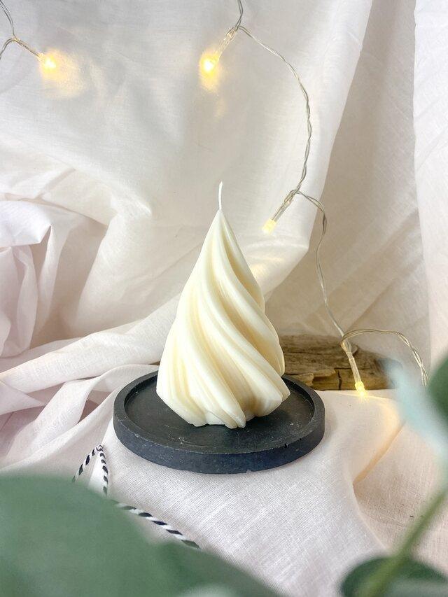 Kuusi Kynttilä, Valkoinen