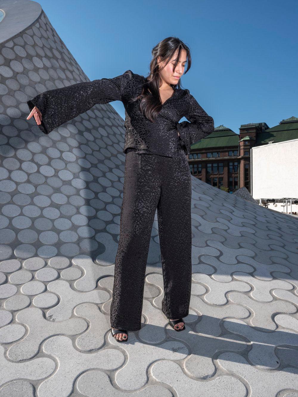 Kietaisupaita, Black Leo