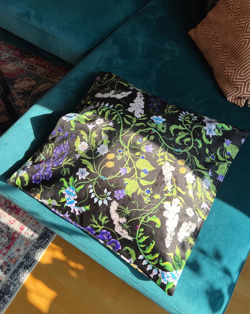 Sametti tyynynpäällinen, "Deadly Gardens"