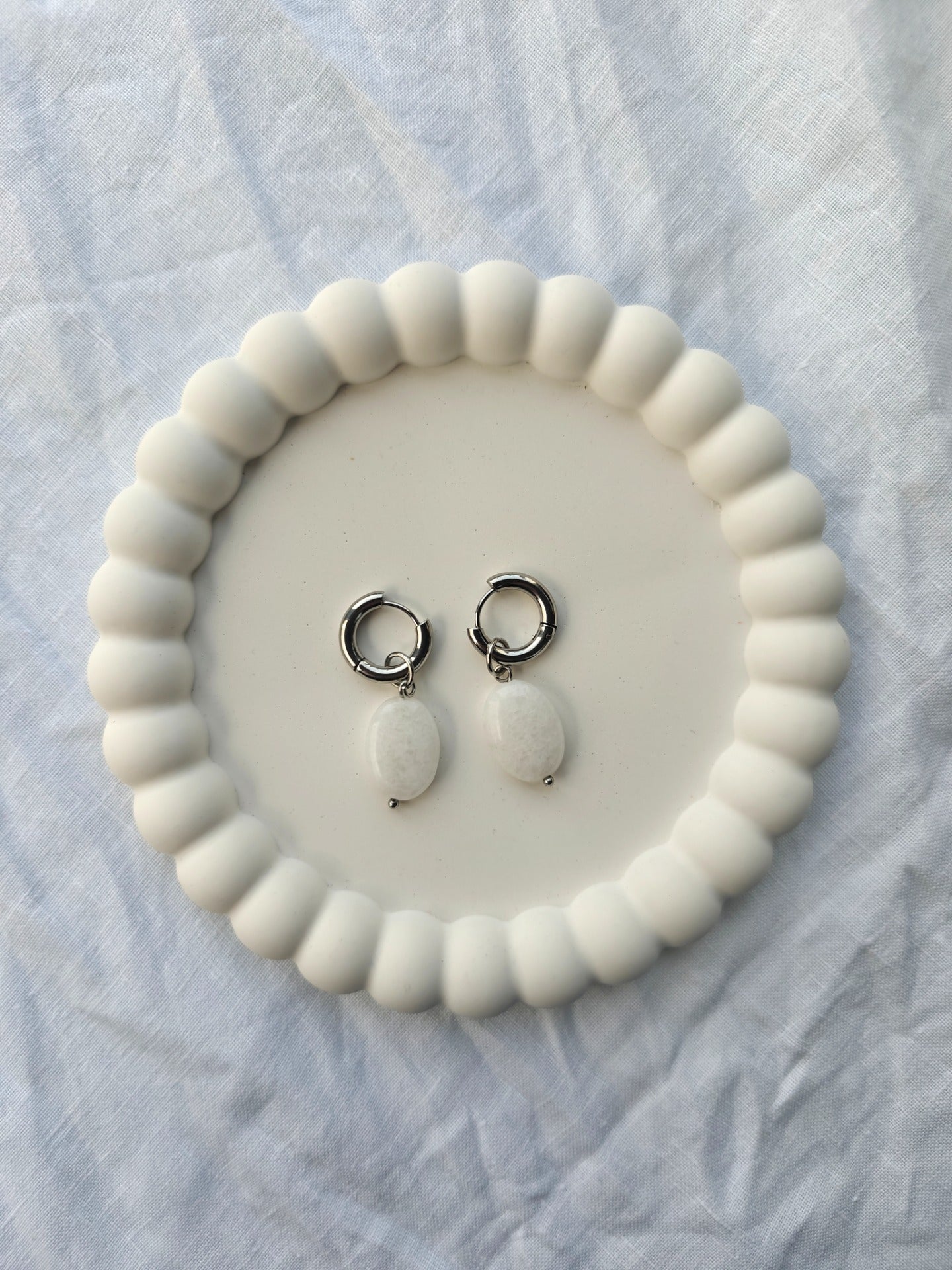 Mineral Vibrations/ White Jade Korvakorut