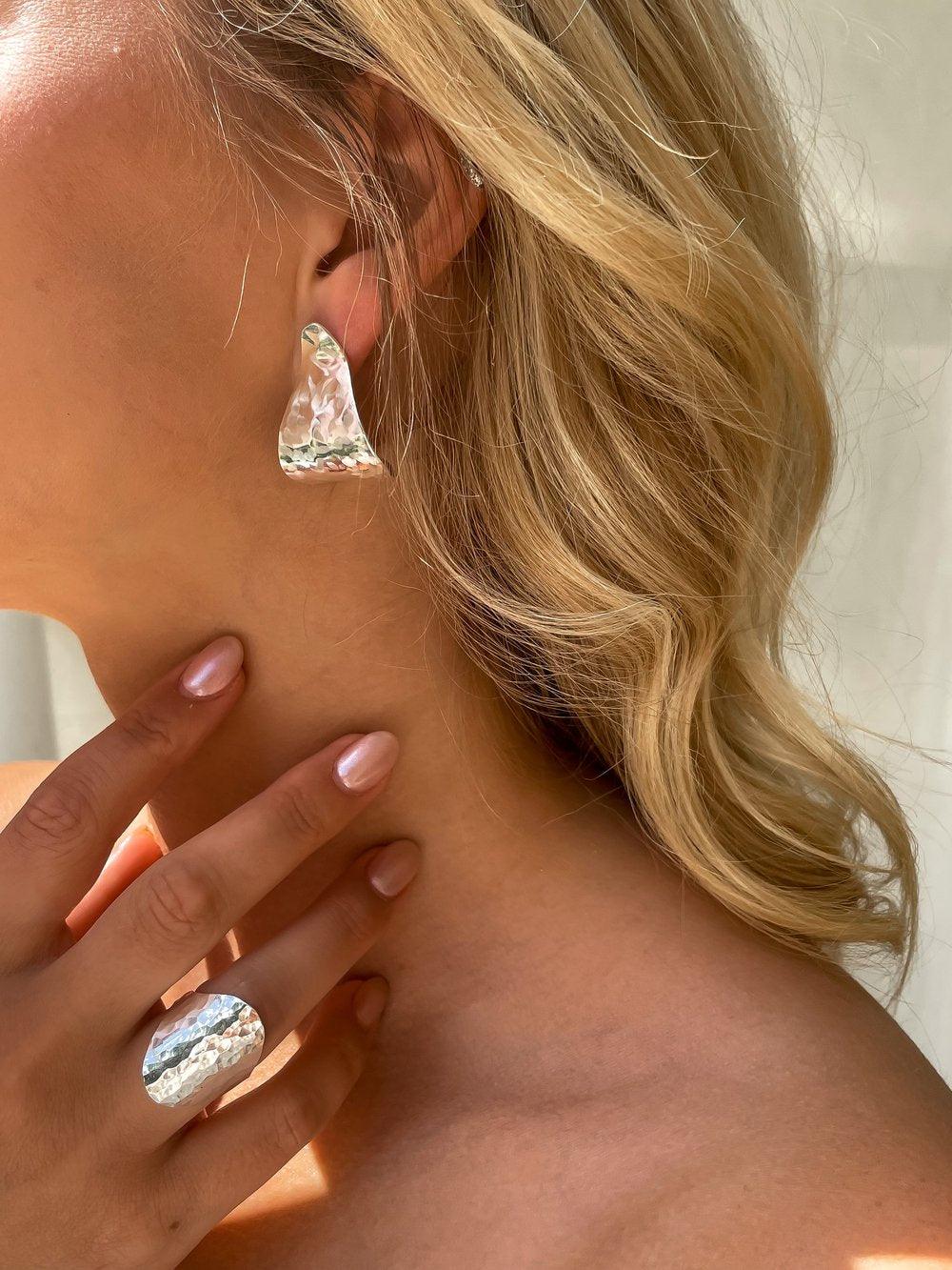 Lumous Sormus, Hopea