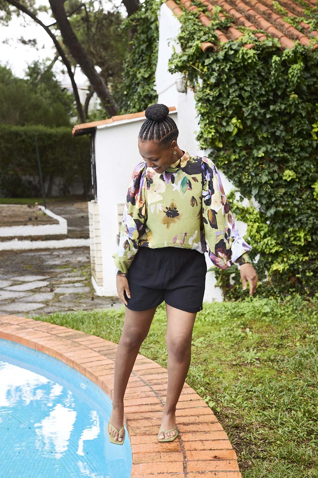 Ease Shortsit, Musta