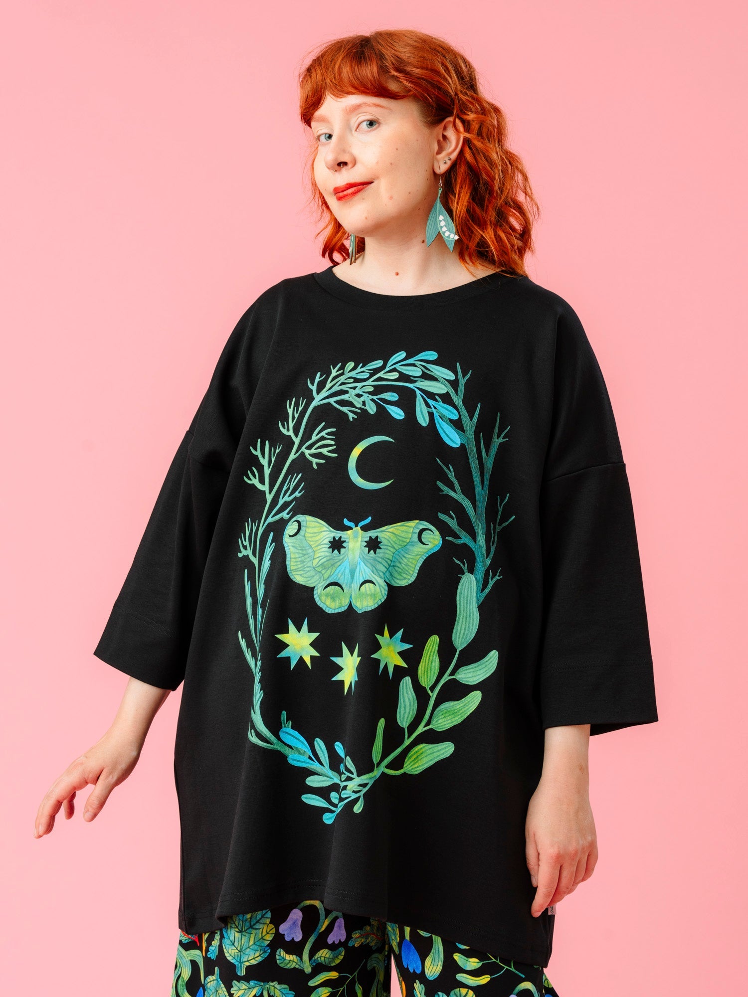 Leandro Oversize T-Paita, Moth Moon Black