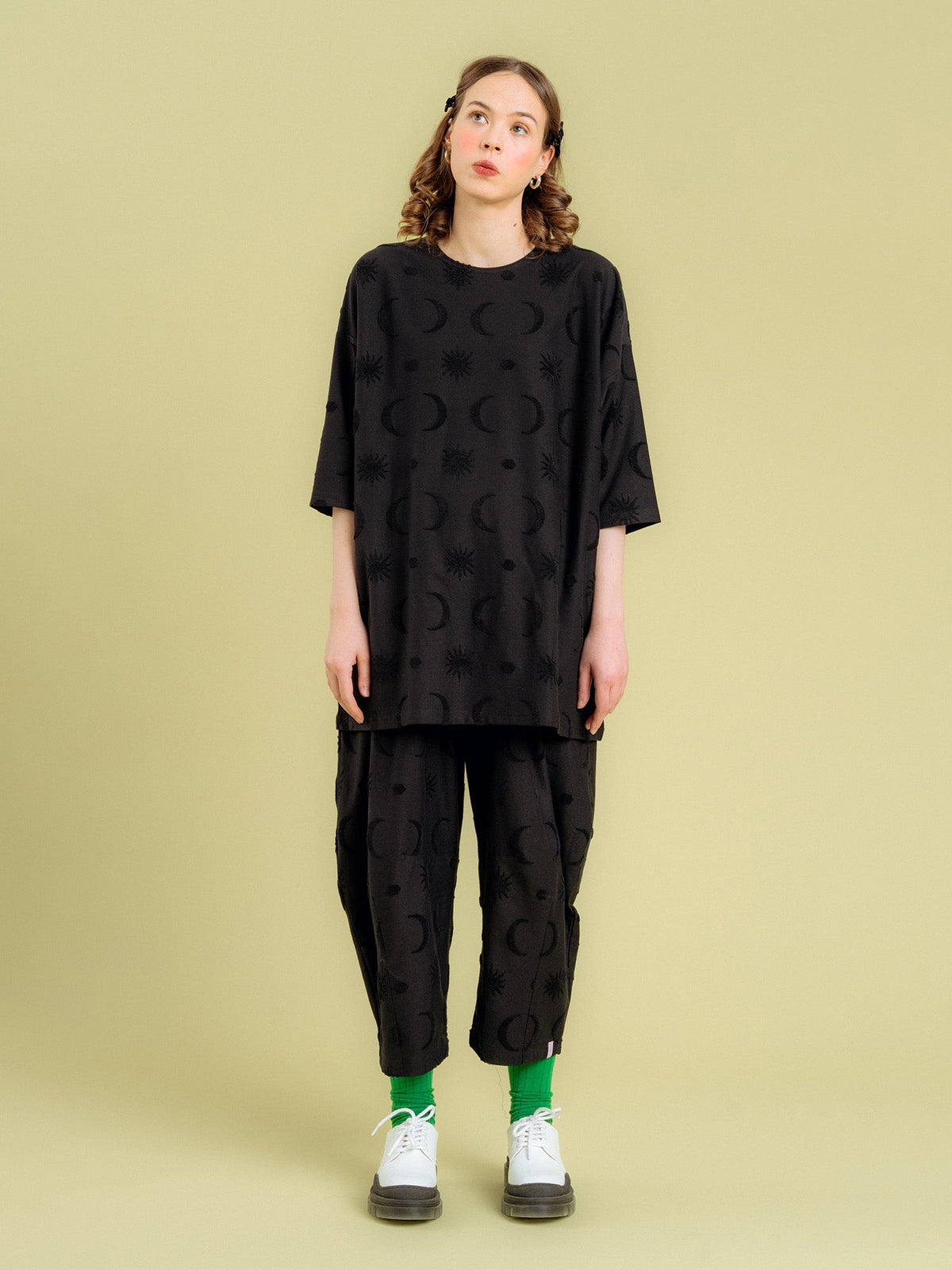 Marta Housut, Divine Black