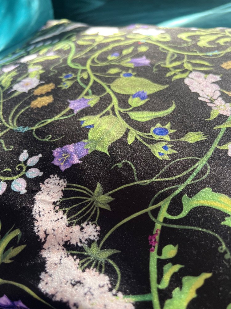 Sametti tyynynpäällinen, "Deadly Gardens"