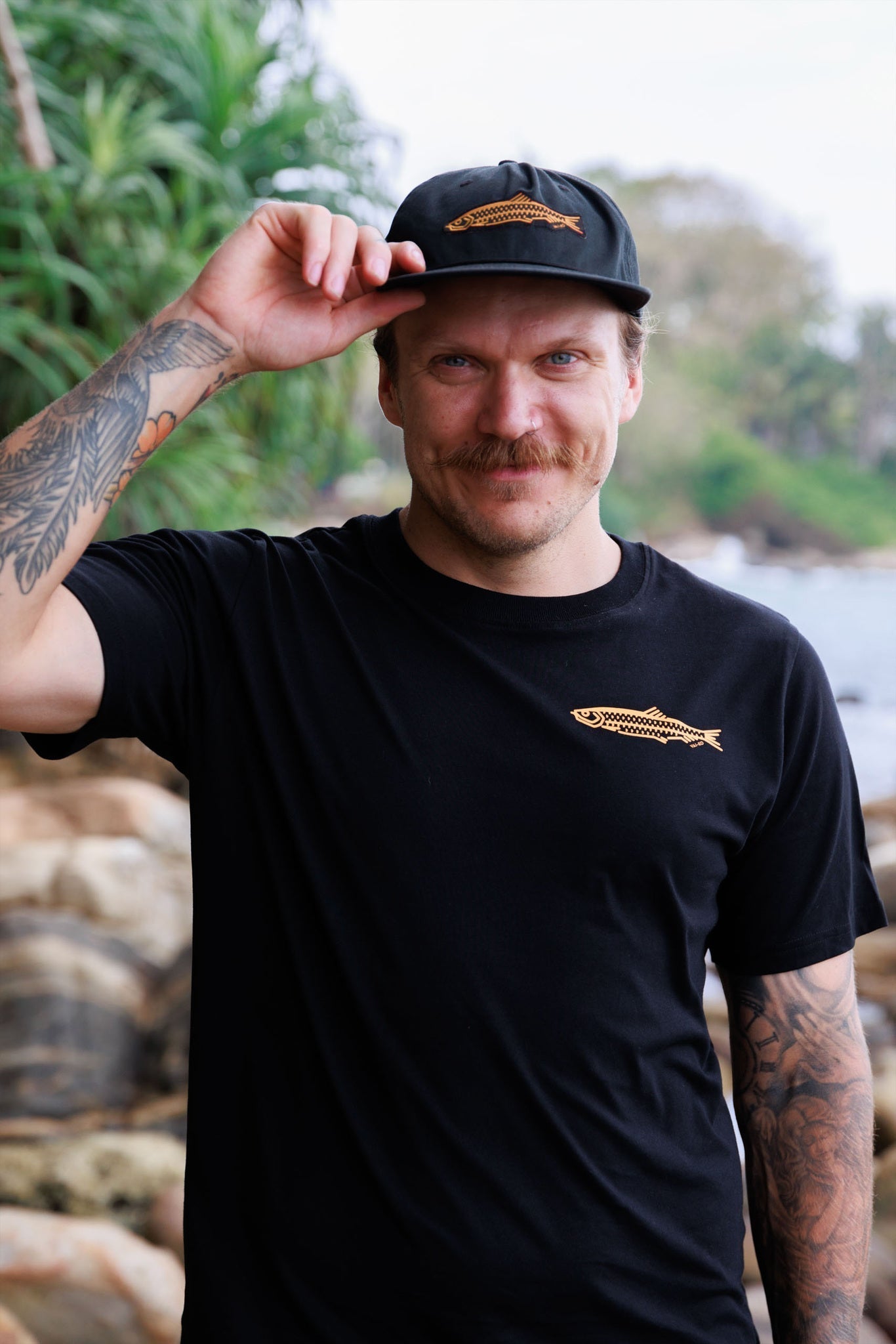 Fishy T-paita, Musta