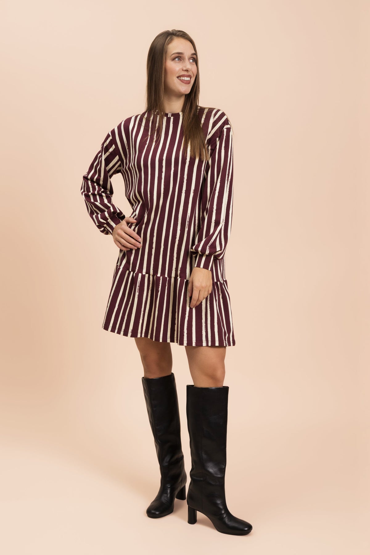 Ruffle Collegemekko, Boho Stripe Maroon
