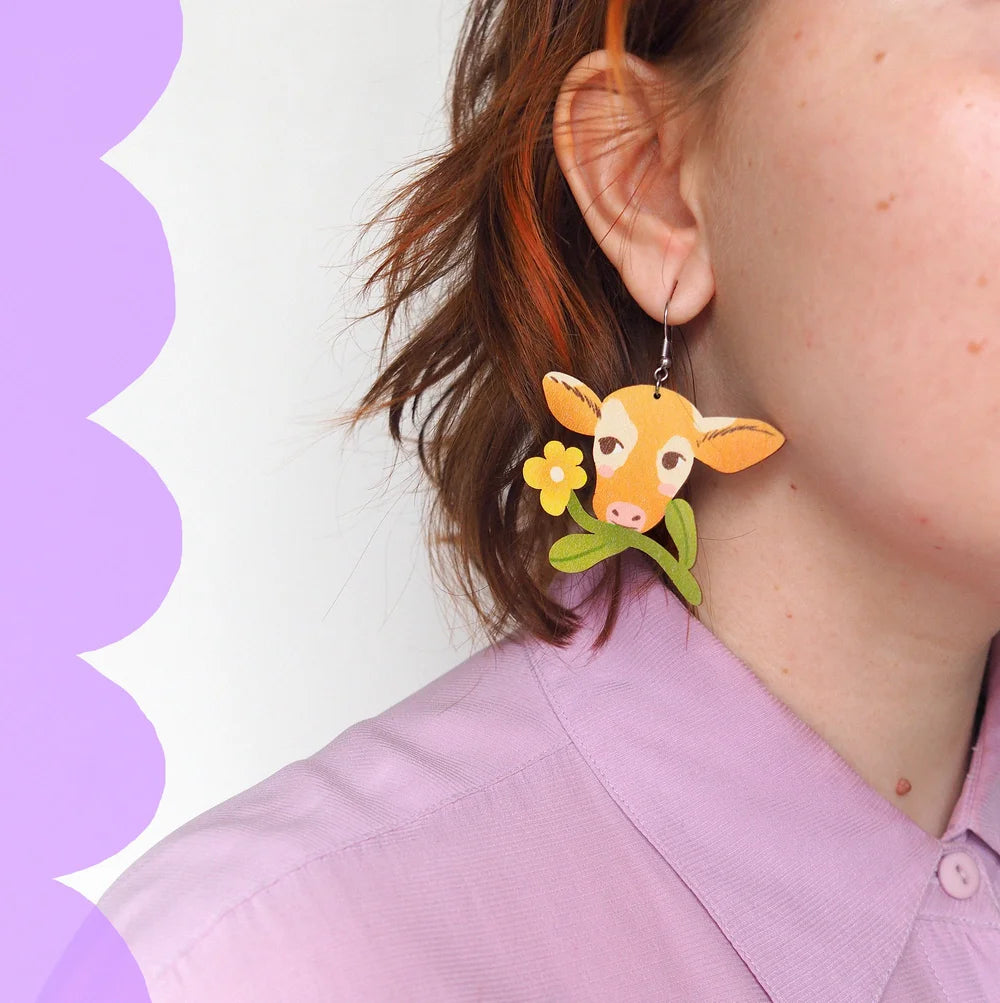 Lehmä Niityllä Korvakorut