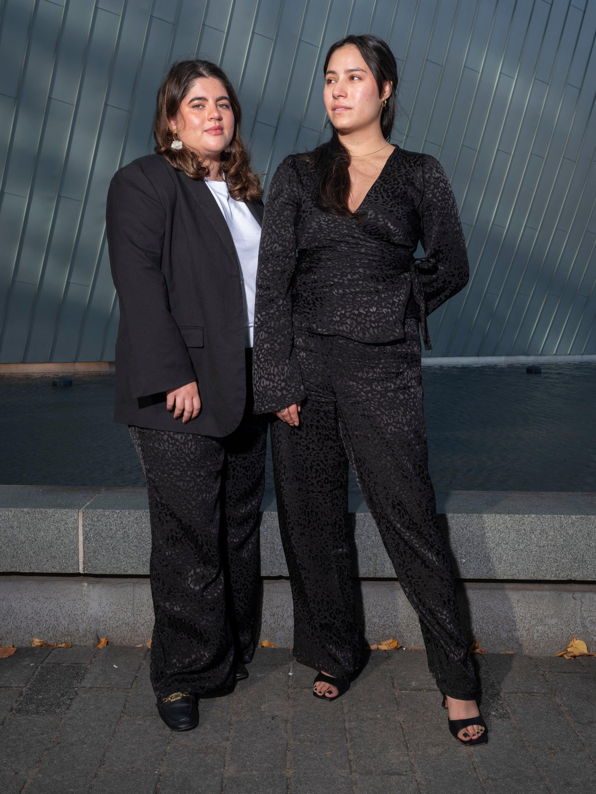 Leopardihousut, Musta