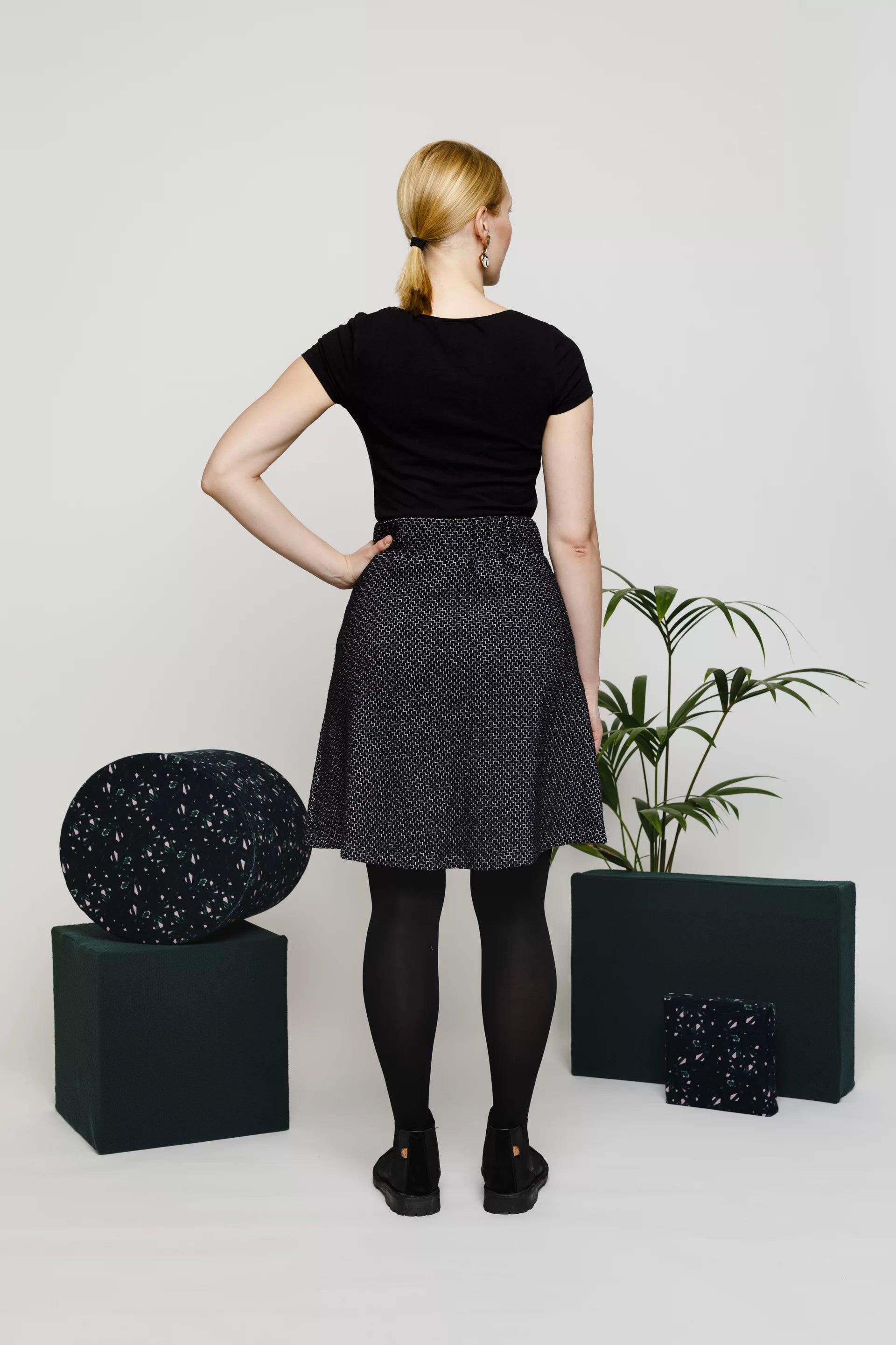 KORIA Nepparihame, Mustavalkoinen