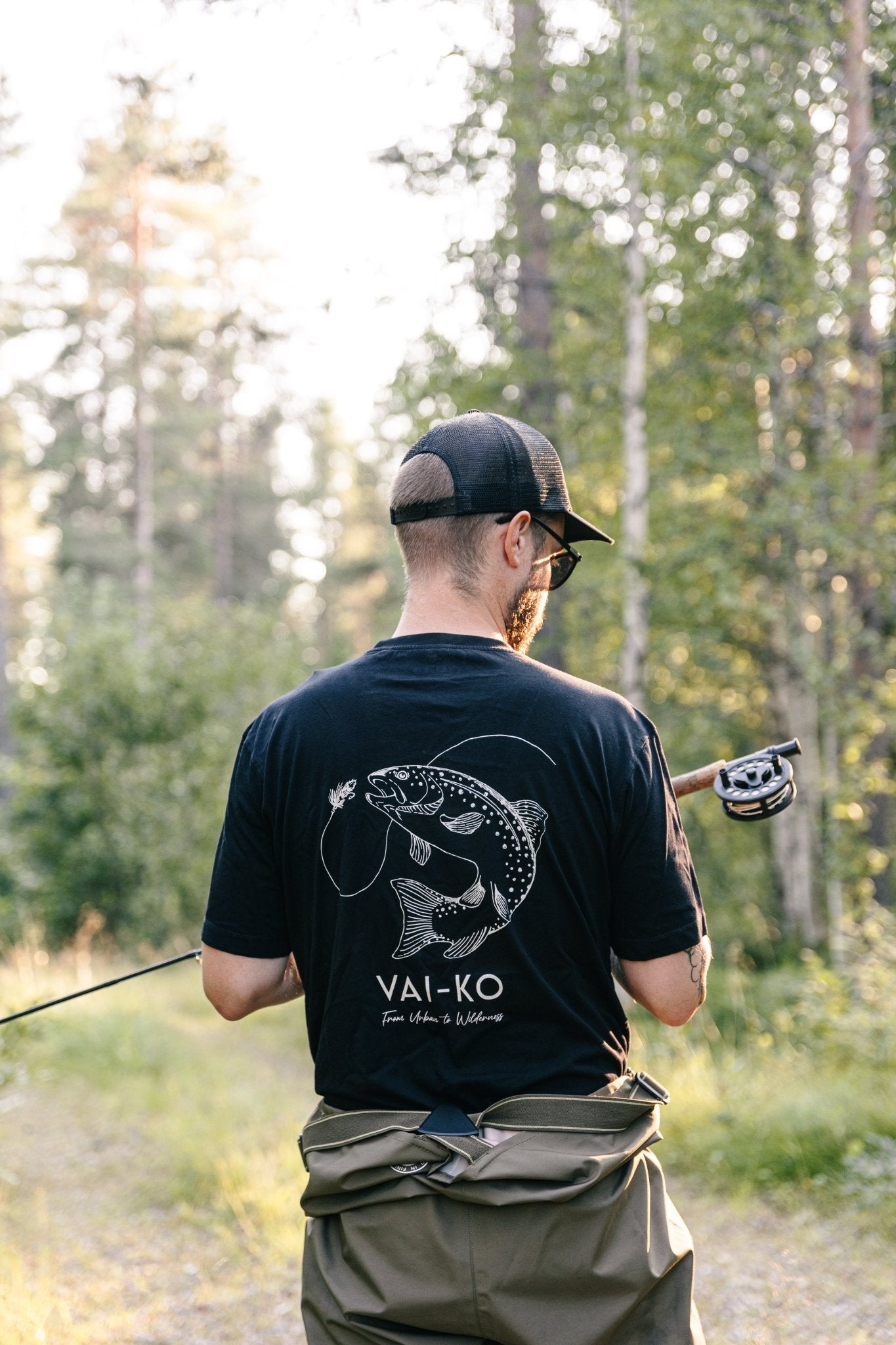 Taimen T-paita, Musta