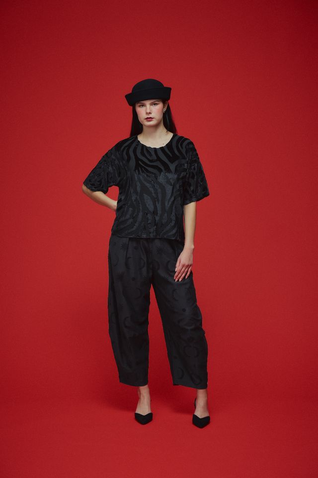 Marta Housut, Divine Black
