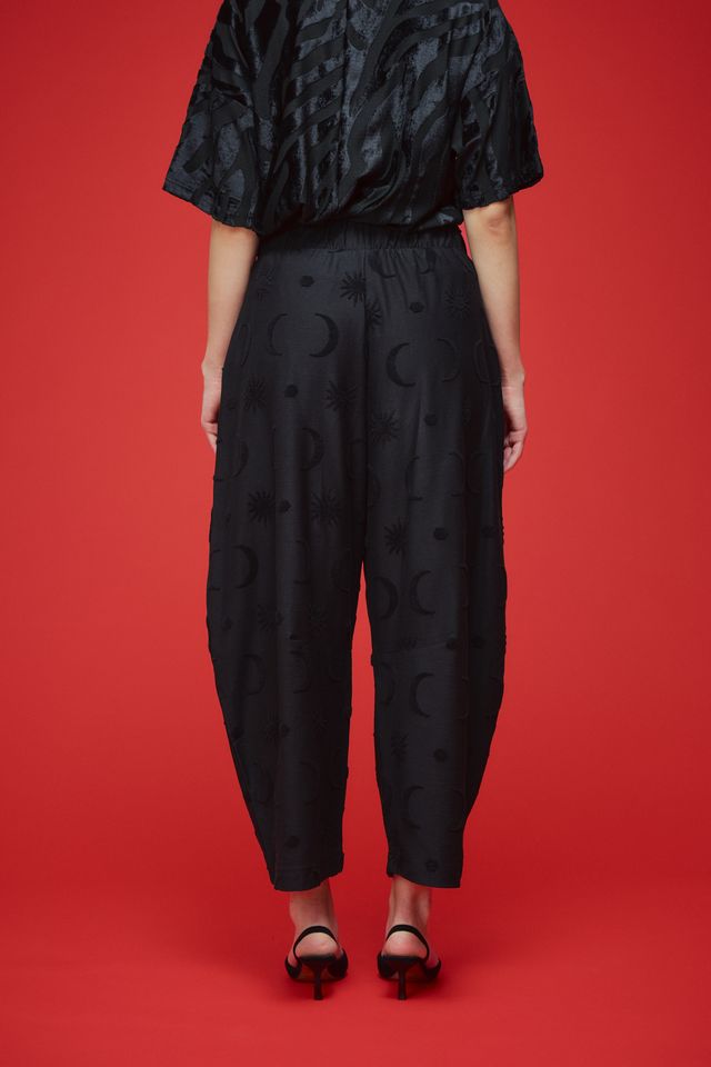 Marta Housut, Divine Black