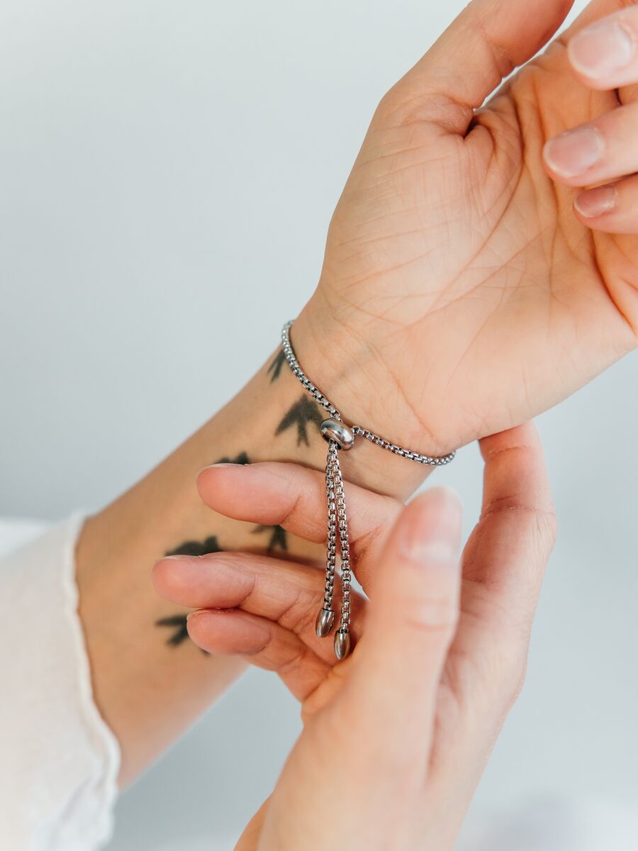 Puolukkapaikka-rannekoru