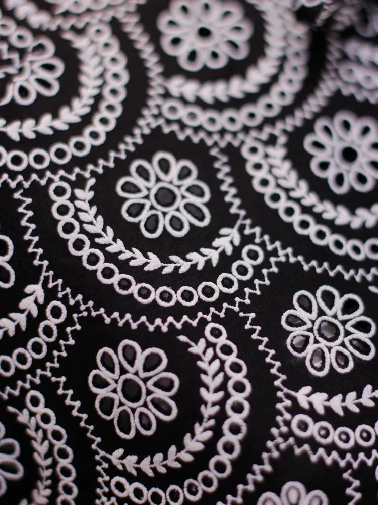 Edith mekko, Musta valkoinen flora