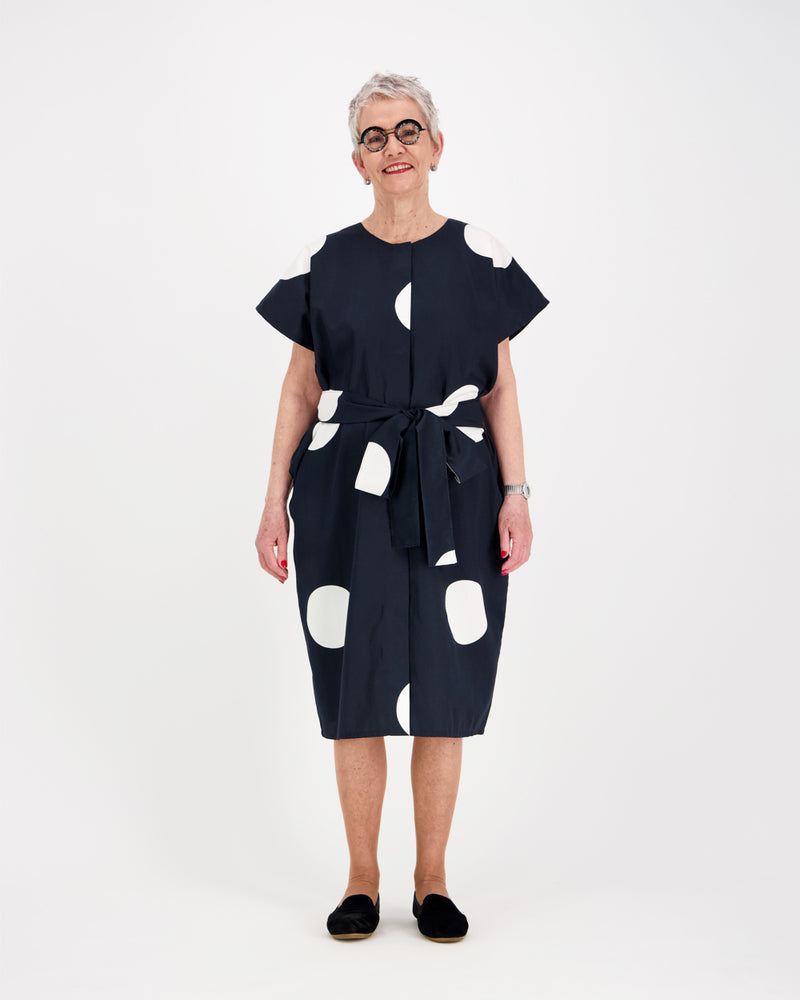 ELEGANCE Mekko Iso Tatti, Musta-valkoinen