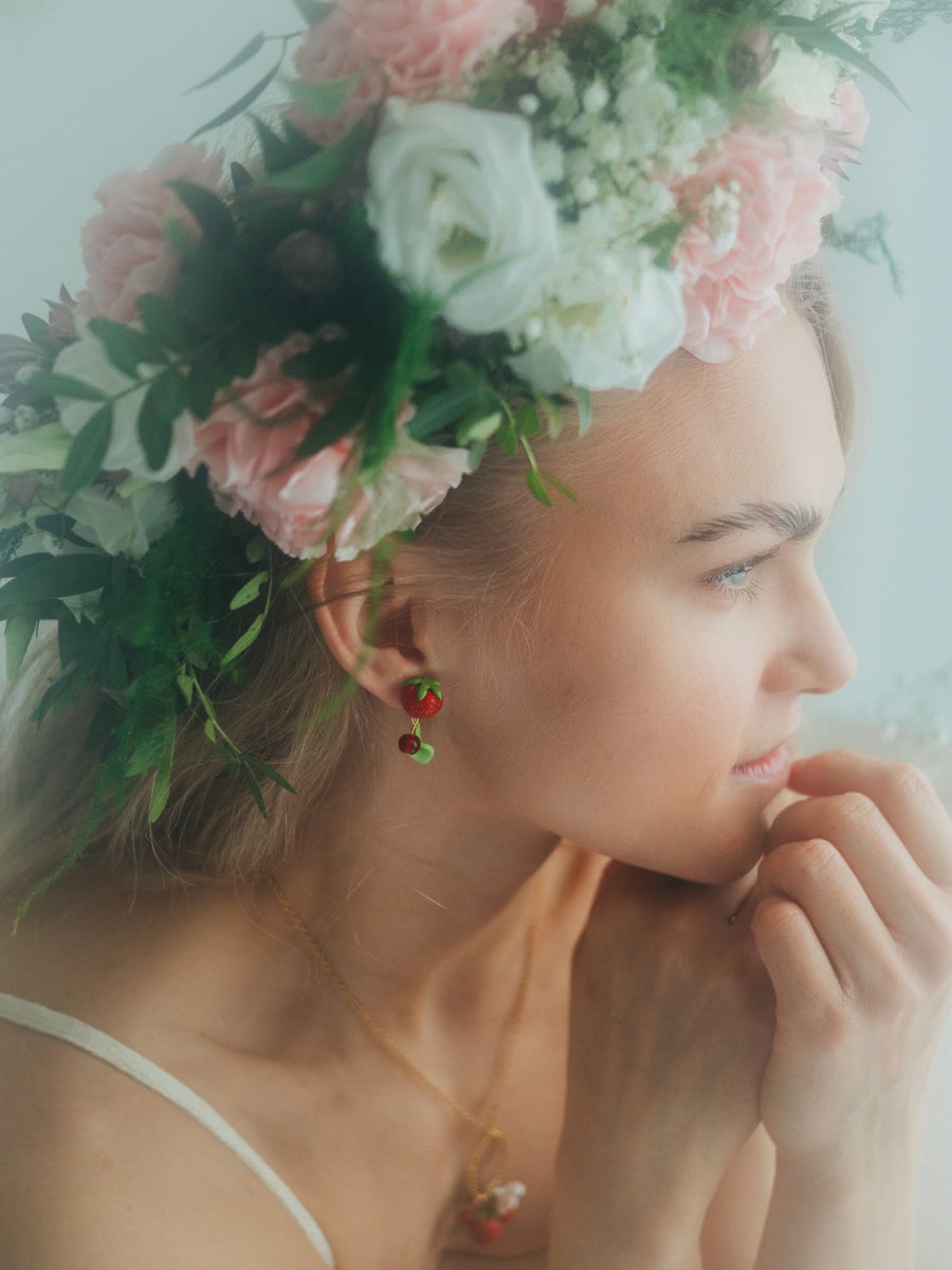 Metsämansikka-nappikorvakorut