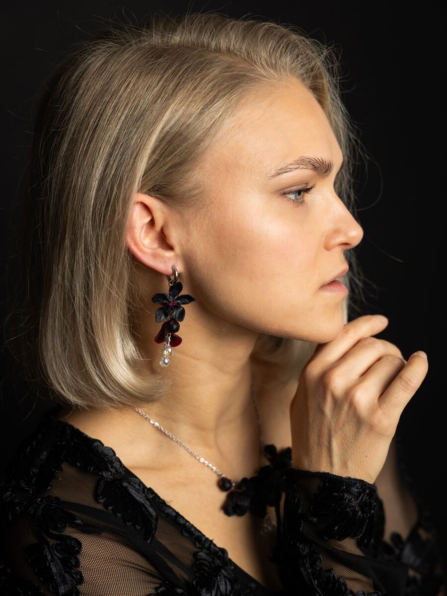 Varjojen kaunotar -korvakorut - keskikoko