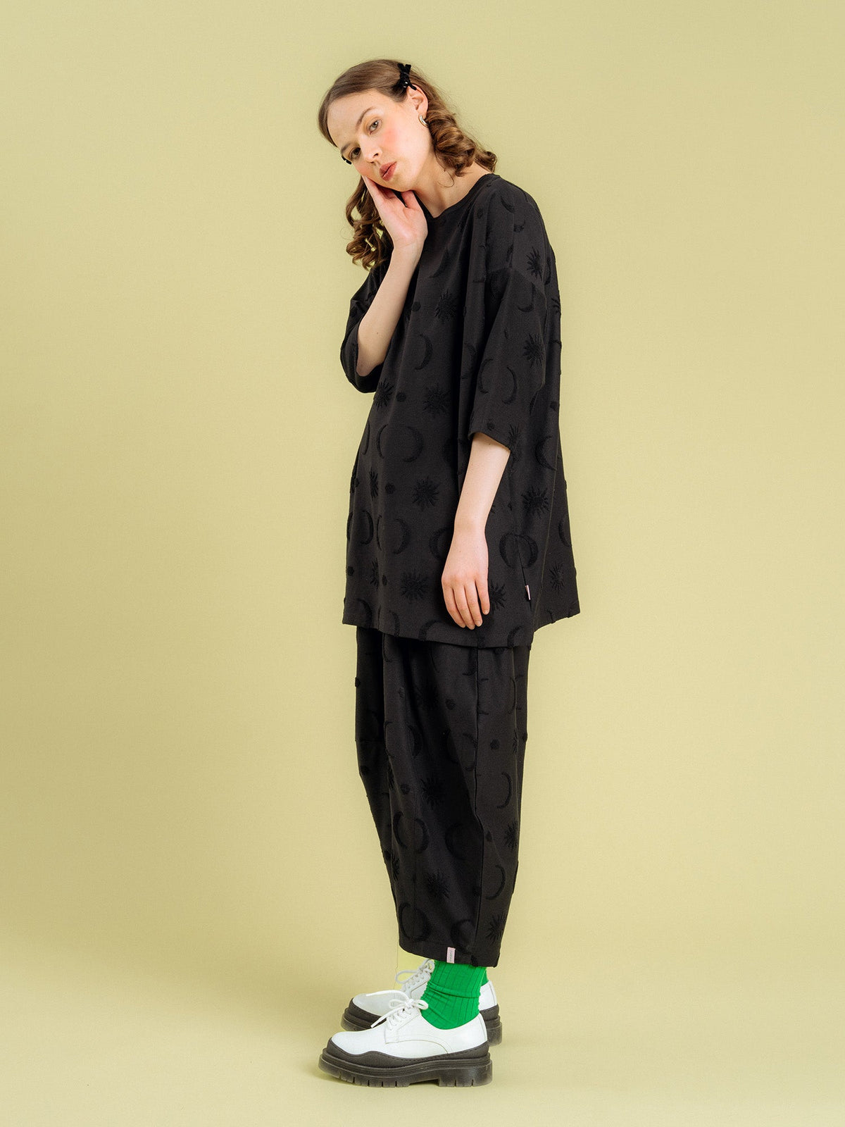Marta Housut, Divine Black