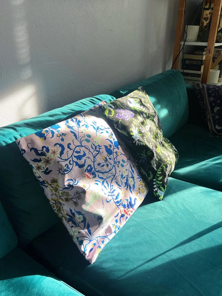 Sametti tyynynpäällinen, "Deadly Gardens"