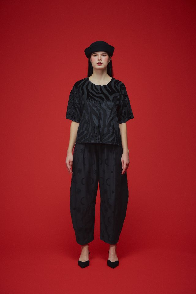 Marta Housut, Divine Black