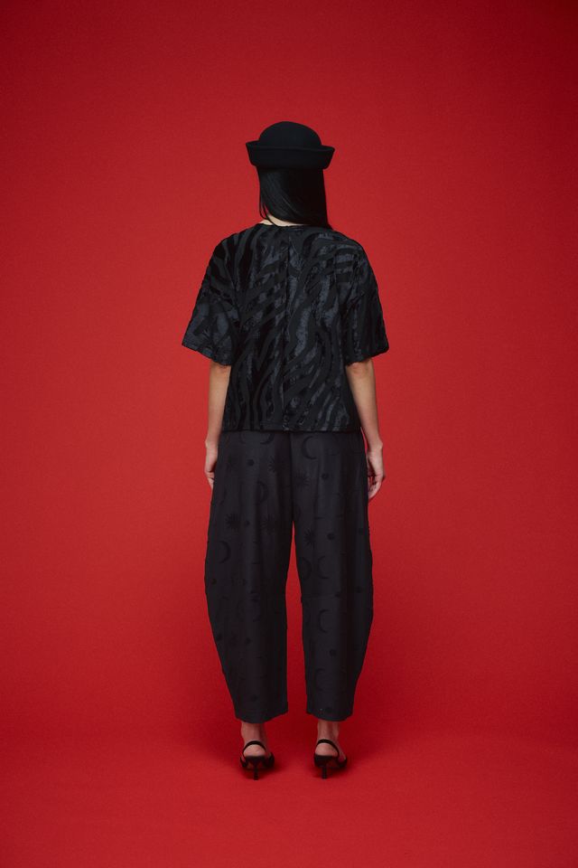 Marta Housut, Divine Black