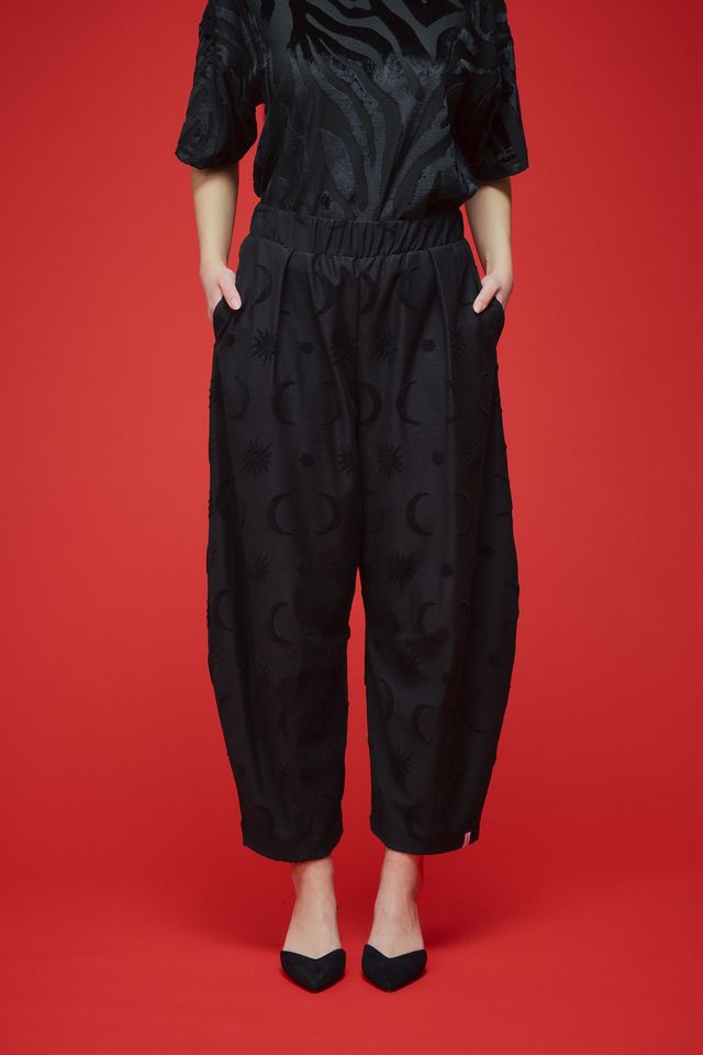 Marta Housut, Divine Black