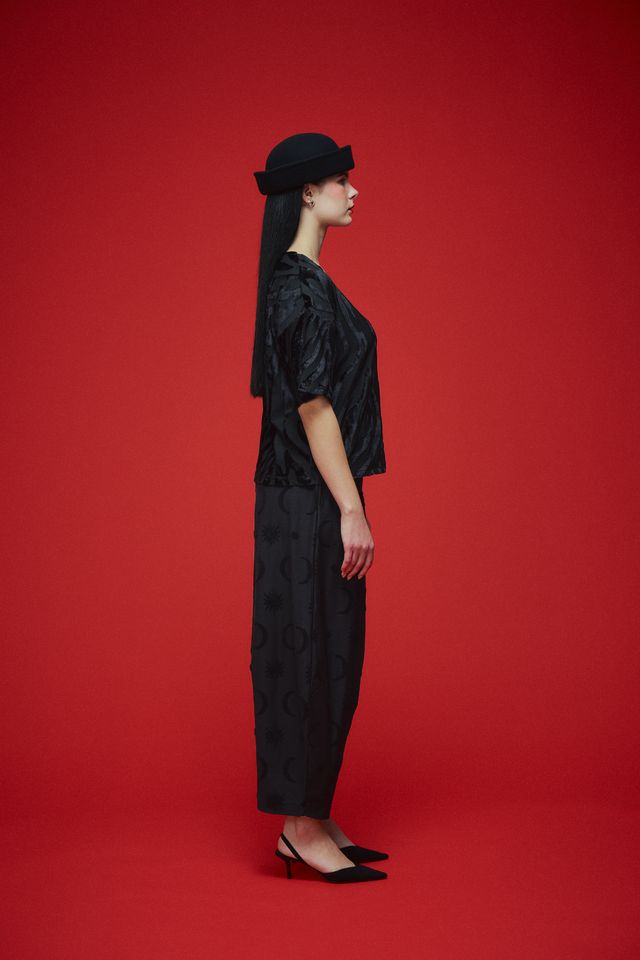 Marta Housut, Divine Black