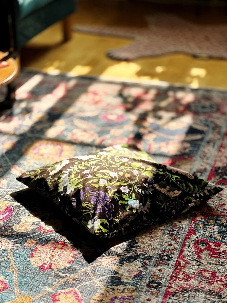 Sametti tyynynpäällinen, "Deadly Gardens"