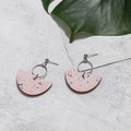 Butoni Design Swing Earring Vaaleanpunainen